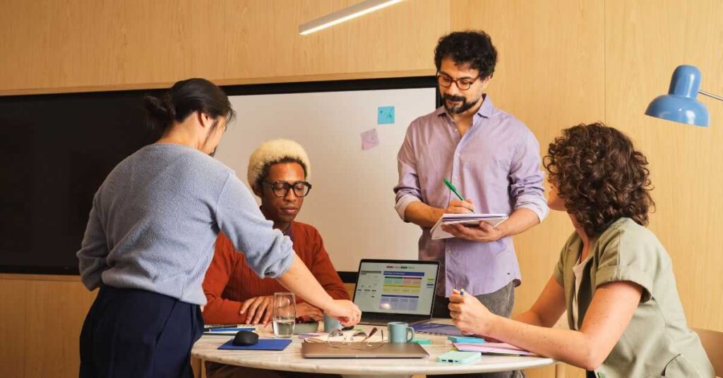 BacktoFrontShow pricing plans with digital subscription cards, platform dashboard, and users selecting online plans.